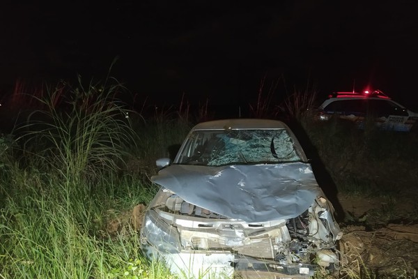 Motorista fica ferido ao atropelar vaca que atravessava rodovia em Rio Paranaíba