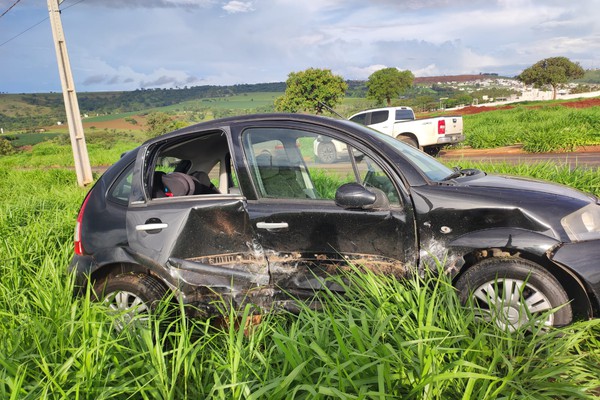 Acidente em loteamento sem sinalização deixa mulher de 38 anos e criança de 1 ano feridas