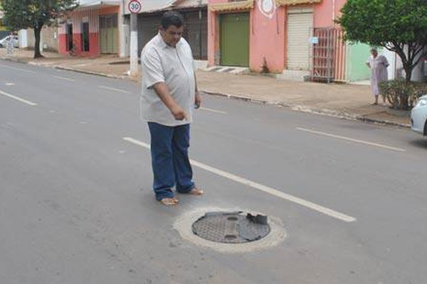 Tampas de bueiros soltas tiram o sono de moradores da Av. Paracatu