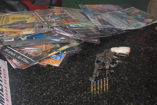 Homem bate após tentar fuga e acaba preso com arma de fogo e dezenas de DVDs piratas