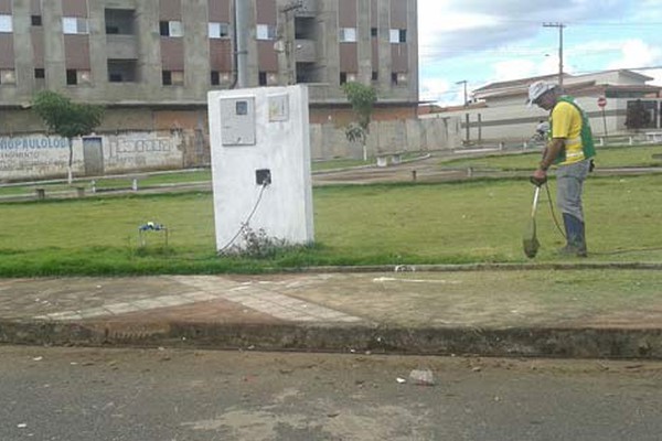 Prefeitura se esquece de praça e moradores são obrigados a se unirem para fazer revitalização