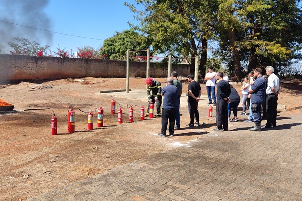 Servidores do Hemocentro e do CEIP participam de treinamento para brigada de incêndio em Patos de Minas