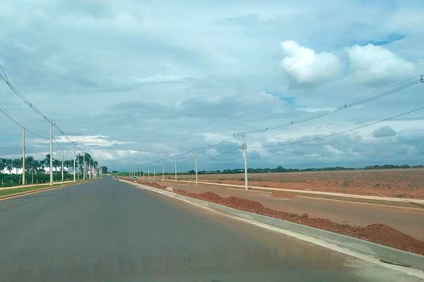 Obra na Avenida Marabá se aproxima de cinco meses de atraso e população cobra rapidez em Patos de Minas