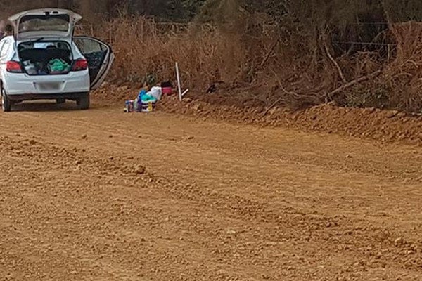 Panela de caldo vira em acidente deixando passageira com queimaduras de 1° e 2° graus