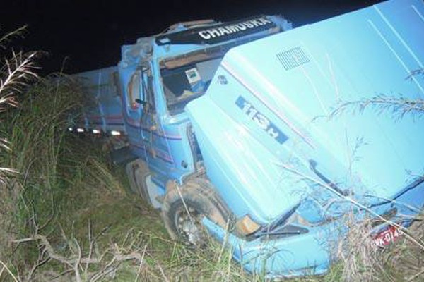 Carreta sai da pista, capota e deixa motorista ferido na BR 354 em Patos de Minas