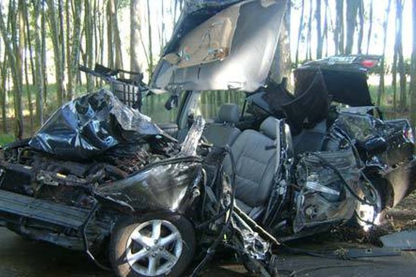 Motorista fica ferida ao bater em eucaliptos na entrada de Carmo do Paranaíba