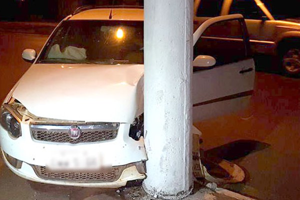 Motorista vai parar em poste de iluminação após sair de Festival de Chopp no Parque