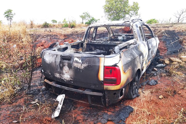 Motorista tenta voltar pra pista após acidente no trevo do aeroporto, veículo se incendeia e ele acaba preso por 2 crimes