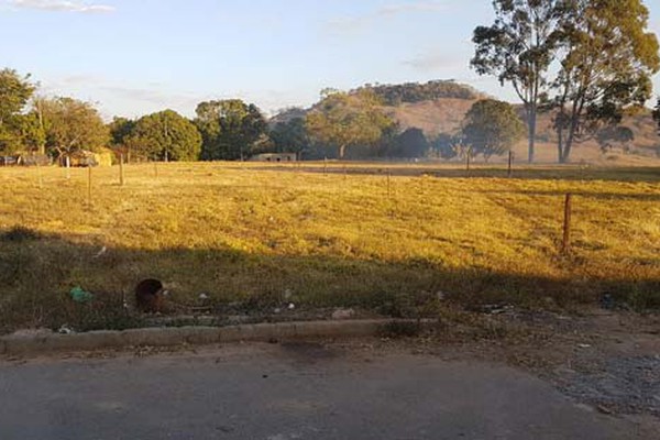 Moradores se revoltam com invasão de famílias em área pública no Distrito de Pindaíbas