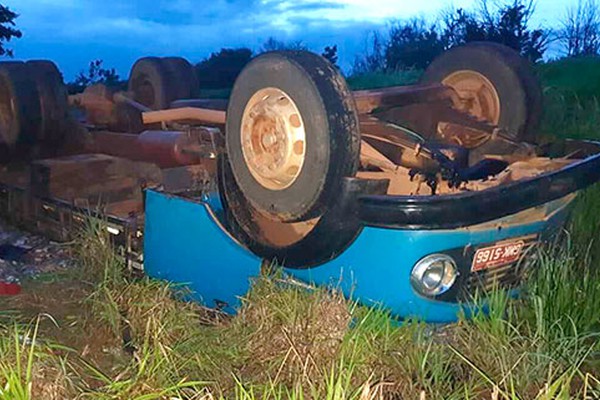 Caminhão carregado com carcaças de peixes capota na MGC 462 e deixa dois feridos