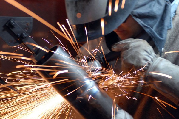 Produção industrial cai pelo terceiro mês seguido