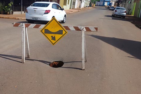 Buraco se abre no asfalto da avenida Tomaz de Aquino e motoristas devem ficar atentos