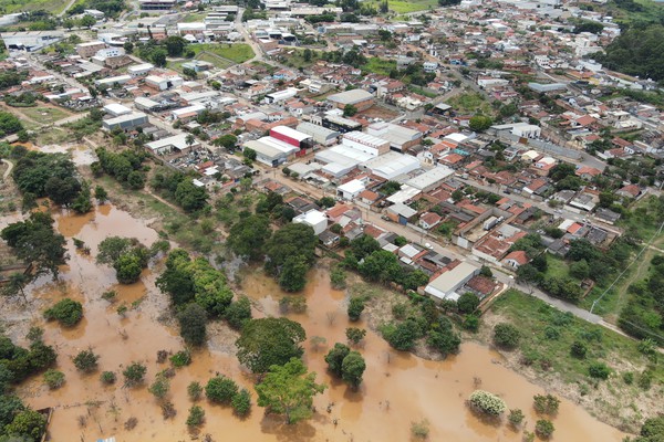 Rio Paranaíba sobe 40 cm em 15 horas e volta a se aproximar dos 10 metros acima do normal