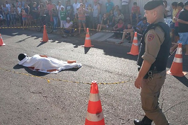 Atiradores matam homem pelas costas, perseguem e também assassinam garoto em PO