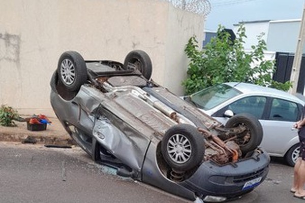 Carro vai parar com as rodas para o alto após acidente em Patos de Minas