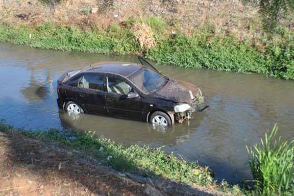 Jovem perde o controle da direção, derruba árvore e cai dentro do Córrego do Monjolo