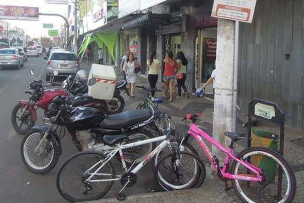 Motociclistas invadem áreas destinadas aos carros e tumultuam ainda mais o trânsito