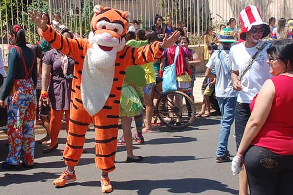 Super Amigos voltam a se reunir no Dia das Crianças e distribuem alegria em Patos de Minas