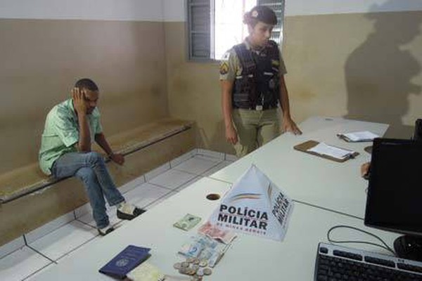 Homem assalta ônibus, volta para buscar a carteira e acaba preso pela PM 