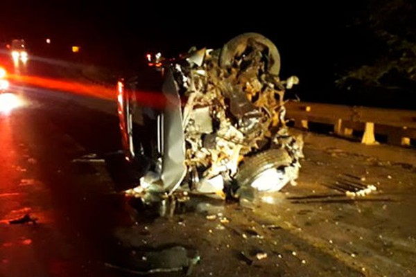 Motorista fica ferido e caminhonete destruída após atingir guard rails na BR354, em Lagoa Formosa