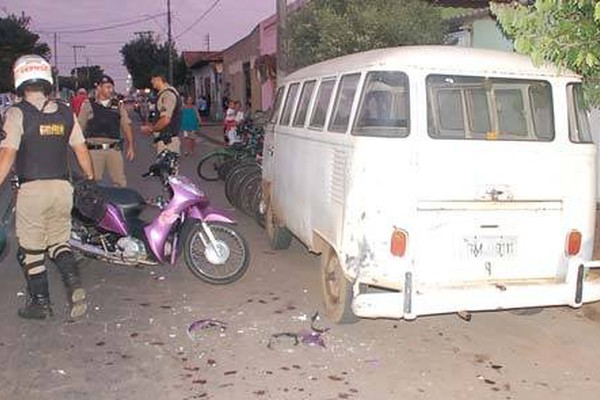 Motociclista sem habilitação vai parar na delegacia após bater em Kombi parada