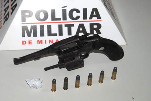 Polícia Militar aborda condutor por avanço de sinal e apreende arma e droga dentro do carro