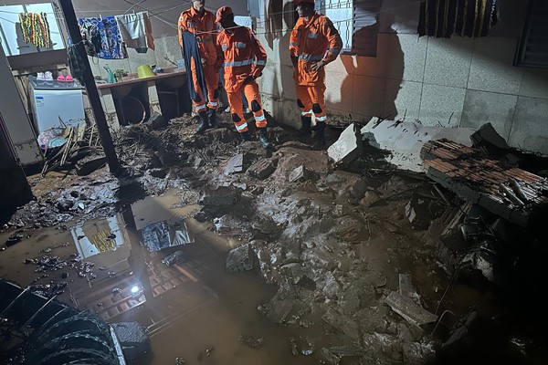 Enxurrada derruba muro e alaga residência em Patos de Minas; ninguém se feriu