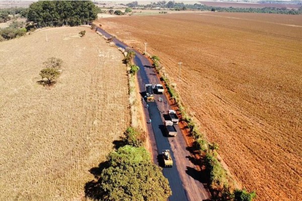 Estrada de Alagoas começa a receber os primeiros metros de asfalto; equipes estão no local