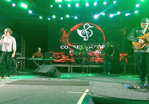 Conservatório embala público na Fenapraça com o flashback "You're still the one"; veja ao vivo