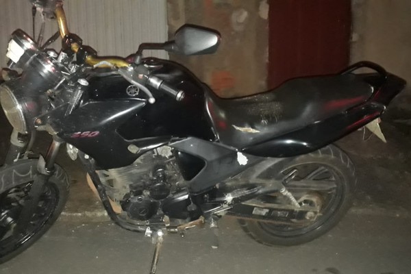 Motociclista inabilitado é preso com arma de fogo após fugir de abordagem policial em Patos de Minas