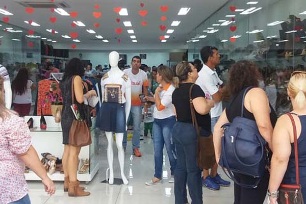 Consumidores deixam o presente das mães para última hora e lotam o comércio patense