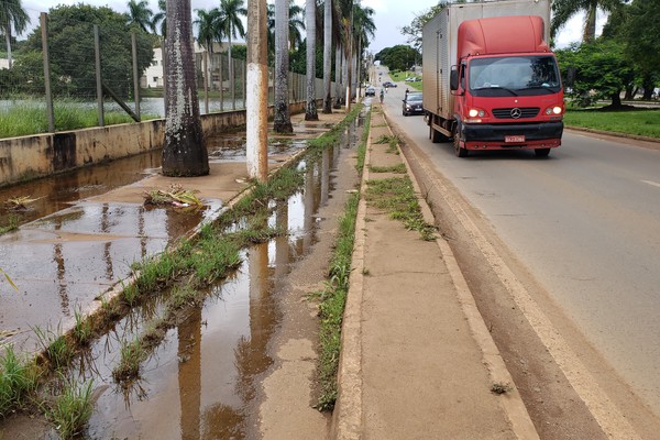 Sujeira, buracos e alagamentos constantes são alvo de reclamação de usuários da avenida J.K