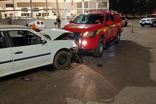 Motorista com sinais de embriaguez é preso ao bater de frente com viatura do Corpo de Bombeiros