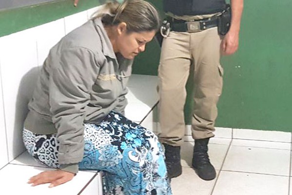 Denúncias levam policiais à casa usada para o tráfico e moradora é presa com droga e dinheiro