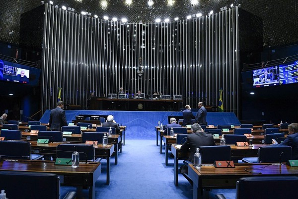 Senado aprova MP com piso permanente de R$ 400 para Auxílio Brasil