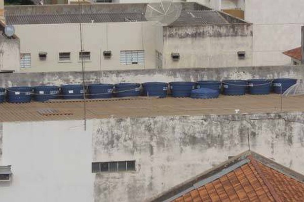 12 caixas d’água destampadas no centro da cidade preocupam e causam indignação
