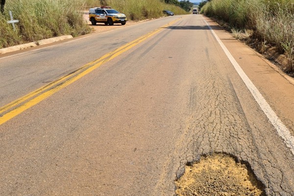 Motorista tenta desviar de buraco na BR 352, atinge canaleta e vai parar em barranco