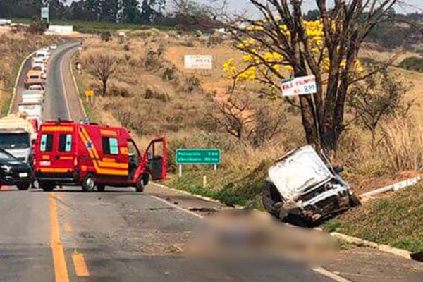 Veículo capota na BR 365, criança fica ferida e condutor morre ao ser arremessado para fora