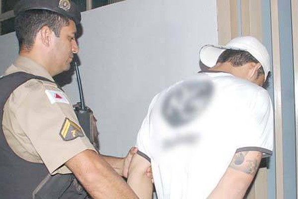 PM encontra arma em gaveta de criança de sete anos e prende autor de homicídio