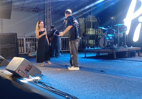 Piêit chama mãe ao palco e faz linda homenagem na Fenapraça; veja ao vivo