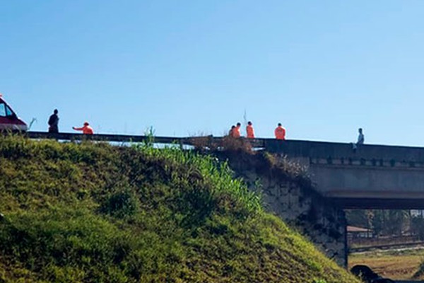 Homem ameaça pular do viaduto do Trevo da Pipoca e mobiliza bombeiros e policiais