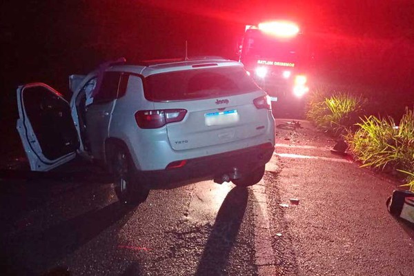 Motorista de 50 anos morre preso às ferragens em batida frontal na BR 365