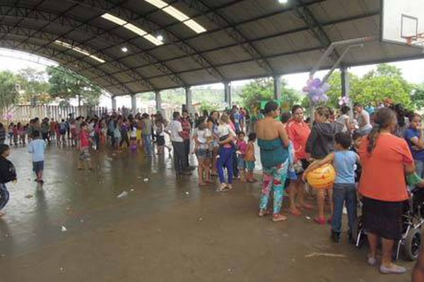 Centenas de crianças se divertem em festa de Natal no bairro Jardim Esperança