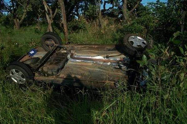 Motorista sai da pista, capota e é encontrado sem vida neste sábado na BR 365
