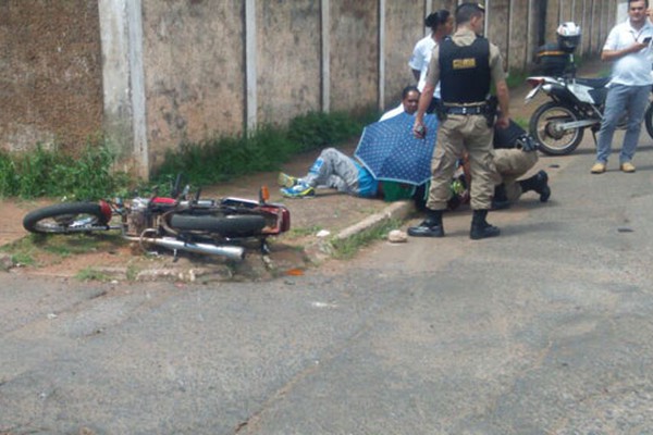 Motociclista sem habilitação bate em veículo e precisa ser socorrido até a UPA de Patos de Minas