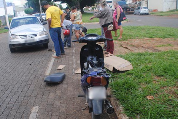 Motociclista fica ferido ao avançar cruzamento e ser atingido em cheio por veículo