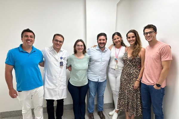 Regional de Patos de Minas orienta médicos da Santa Casa sobre vacinas para pacientes com câncer