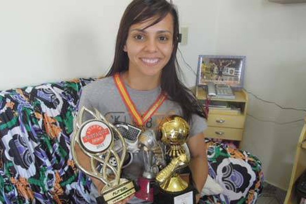 Melhor Jogadora de futsal do mundo volta às origens e mostra conquistas de 2013