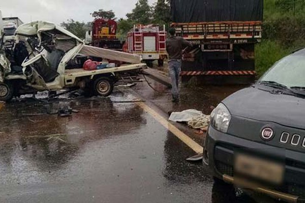 BR 365 tem série de acidentes e Polícia Rodoviária alerta motoristas que vão pegar a estrada