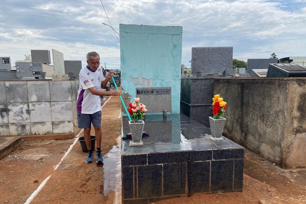 Famílias se mobilizam para deixar túmulos limpos e floridos para o Dia de Finados, em Patos de Minas